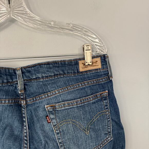 Levi's Rolled Cuff Denim Jean Shorts Women's Size 32 Waist Medium Wash - Picture 5 of 9